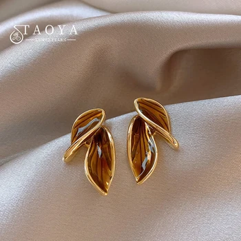 Дизайн Maillard Необычные серьги-гвоздики в форме металлических листьев с карамельной эмалью - модные ювелирные аксессуары для женских ушей